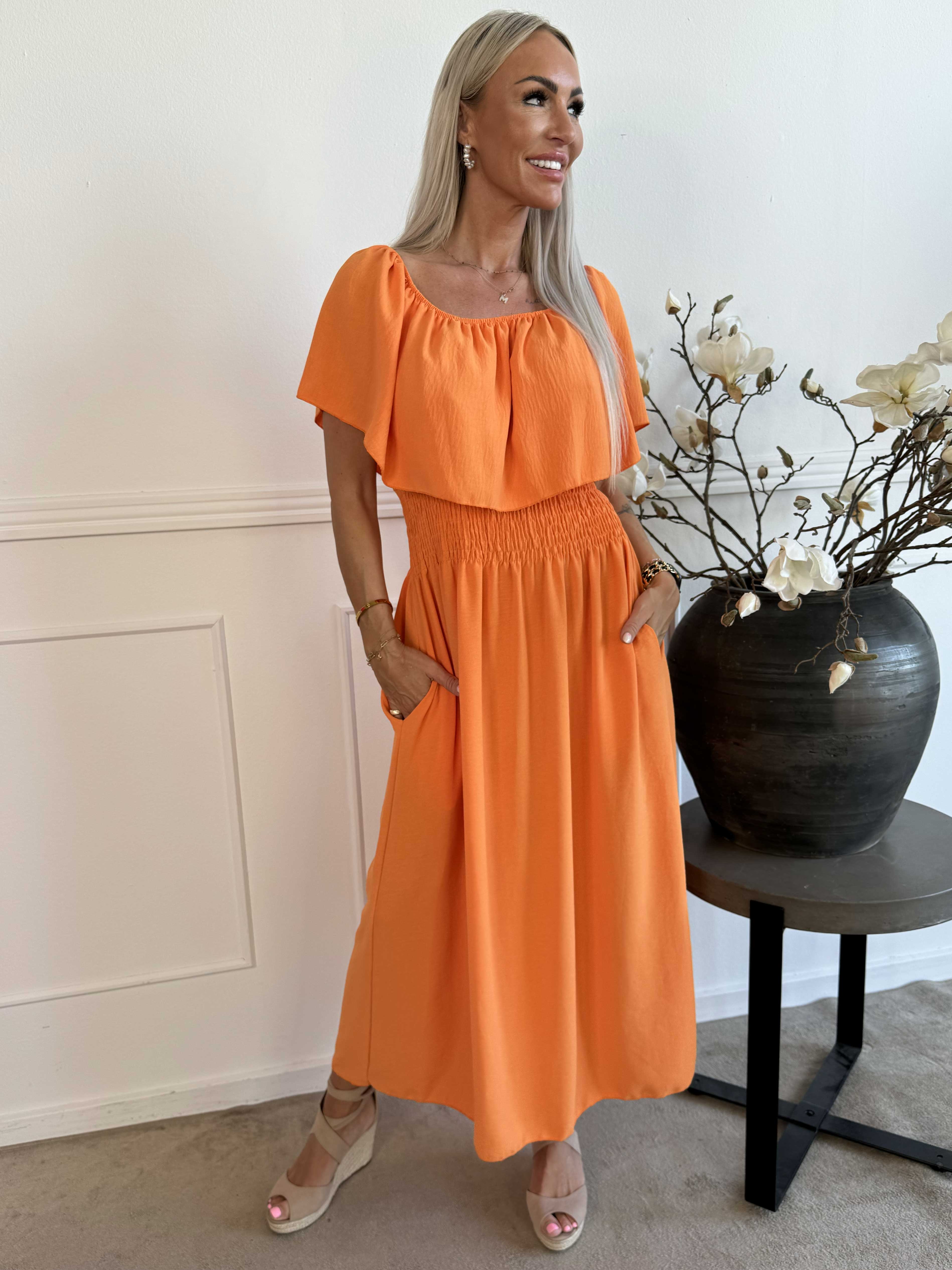 Rachel - Lang kjole med lommer og flæsekant